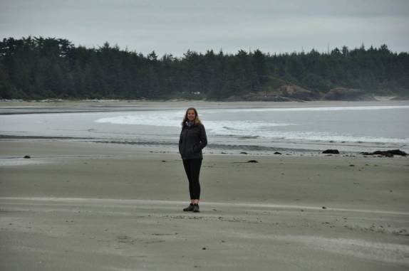 Caminhando na Long Beach, praia na região de Tofino, na costa oeste de Vancouver Island, litoral da British Columbia, oeste do Canadá